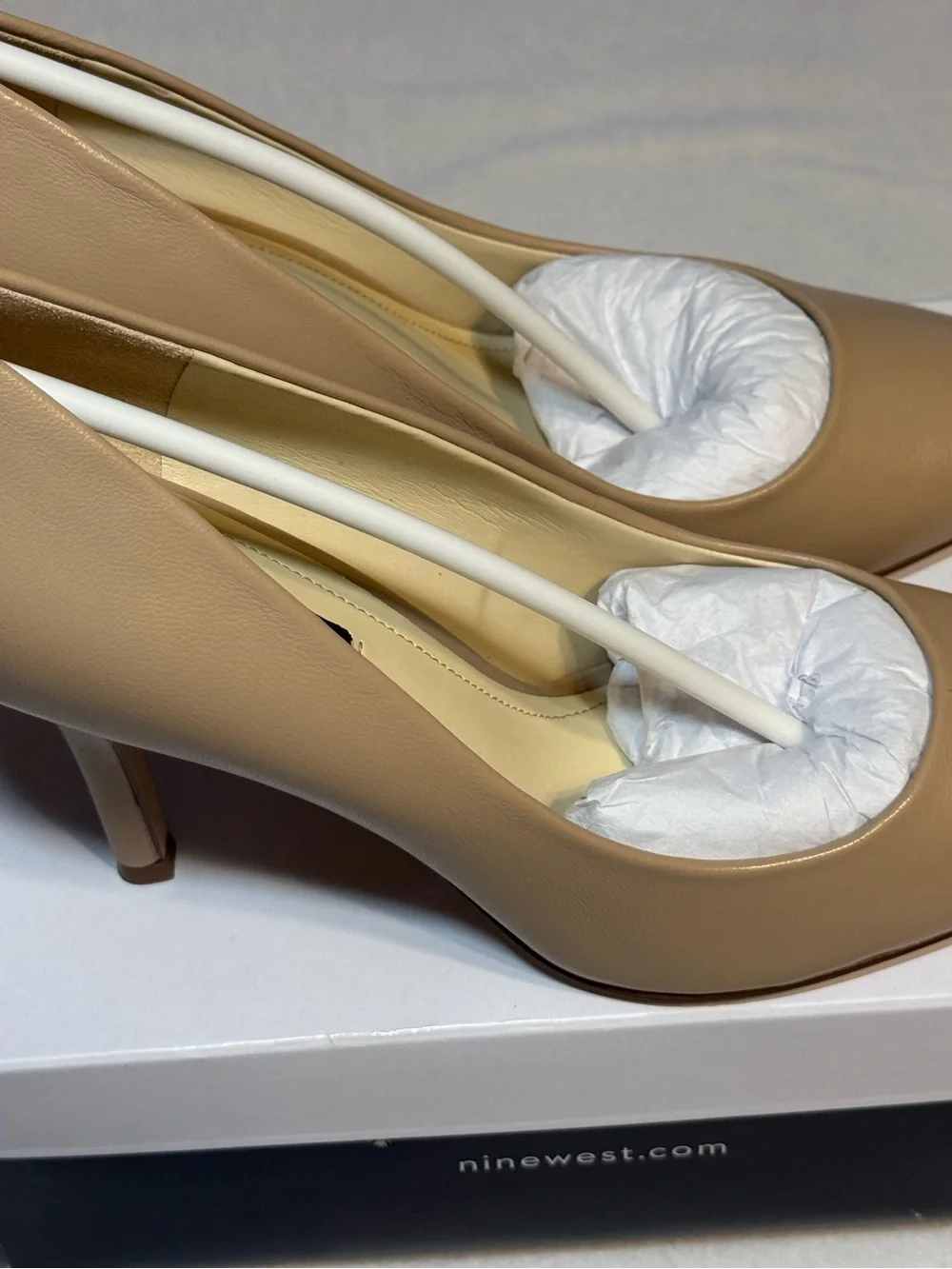 New Nine West Women’s Flax Classic Pointed-Toe  Pumps in Beige. Size 8M